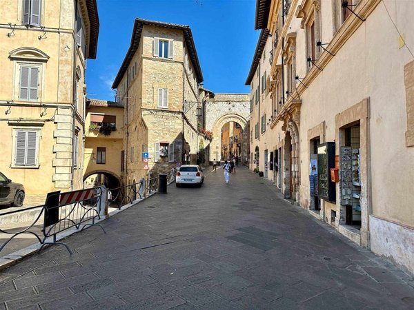 locale commerciale in vendita ad Assisi