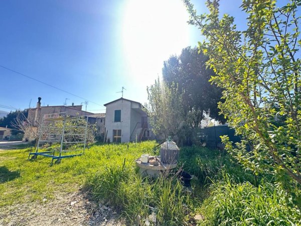casa indipendente in vendita ad Assisi in zona Castelnuovo