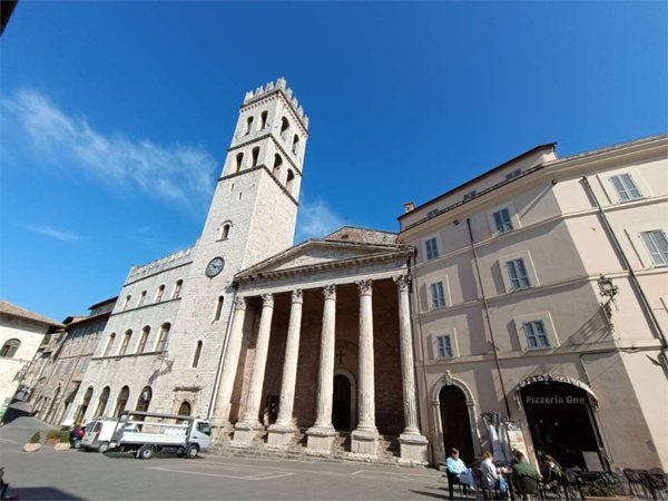 negozio in vendita ad Assisi