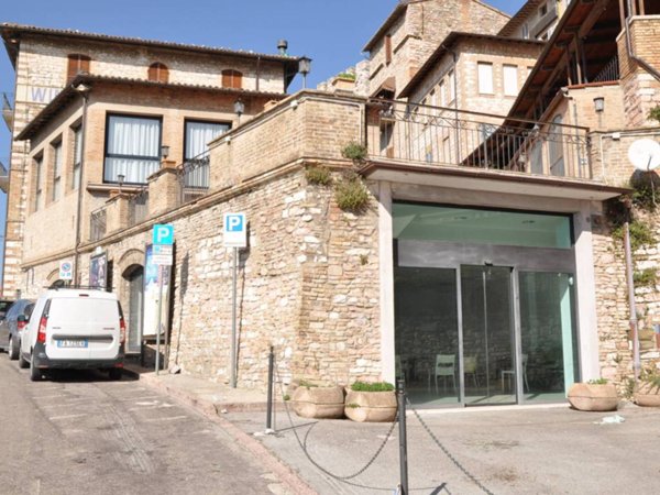 negozio in vendita ad Assisi
