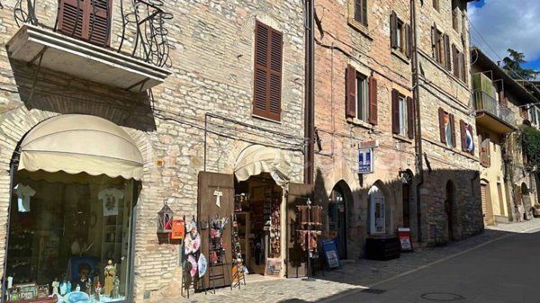 negozio in vendita ad Assisi