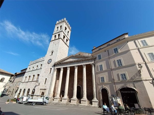 negozio in vendita ad Assisi