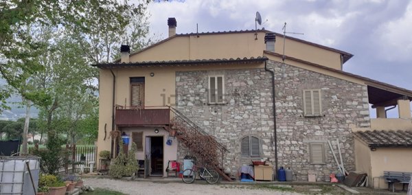 casa semindipendente in vendita ad Assisi