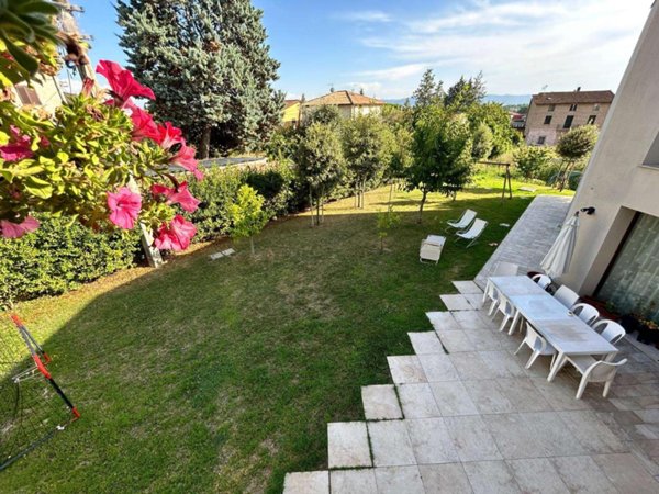 casa indipendente in vendita ad Assisi in zona Palazzo
