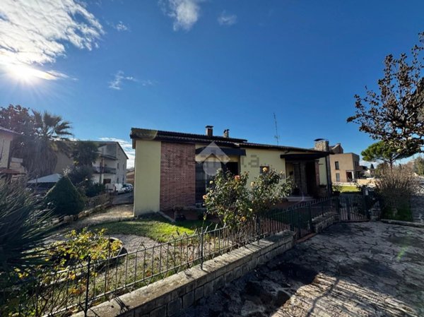 casa indipendente in vendita ad Assisi in zona Rivotorto