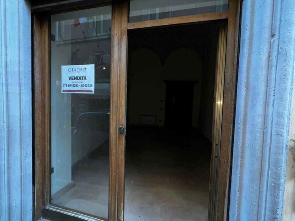 negozio in vendita ad Assisi