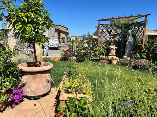 casa indipendente in vendita ad Assisi in zona Castelnuovo