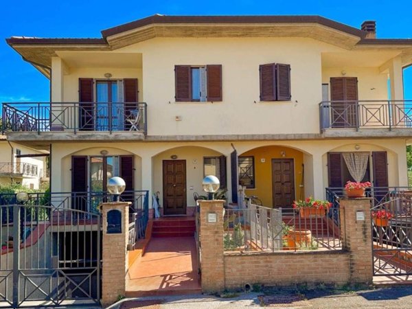 casa indipendente in vendita ad Assisi in zona Palazzo