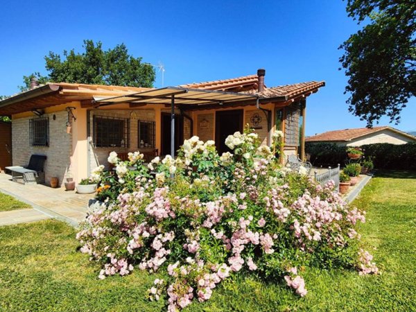 casa indipendente in vendita ad Assisi in zona Petrignano
