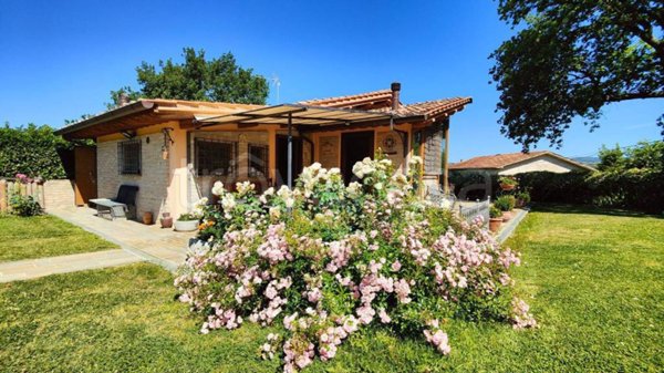 casa indipendente in vendita ad Assisi in zona Sterpeto