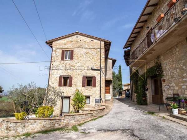 casa indipendente in vendita ad Assisi in zona Capodacqua