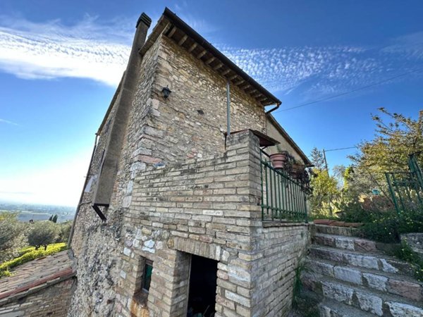 casa indipendente in vendita ad Assisi in zona Capodacqua