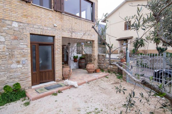 casa indipendente in vendita ad Assisi in zona Viole