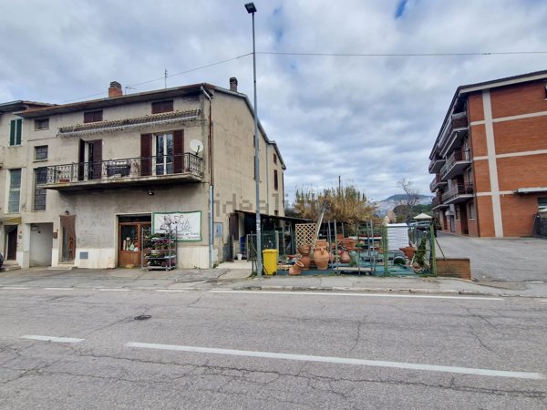 negozio in vendita ad Assisi in zona Santa Maria degli Angeli