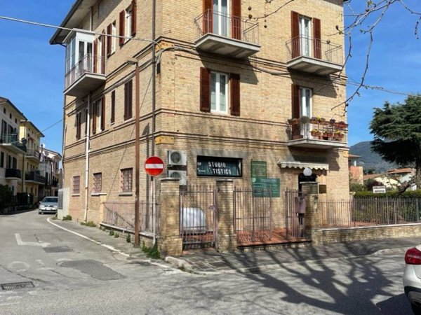negozio in vendita ad Assisi in zona Santa Maria degli Angeli
