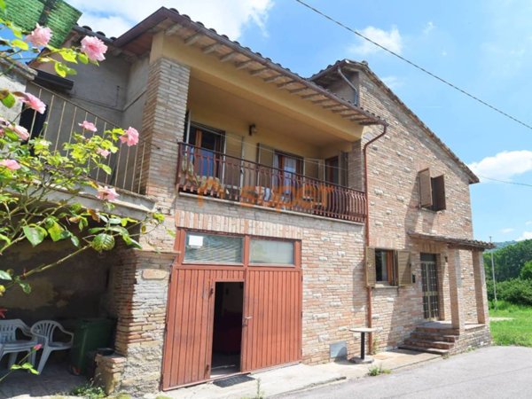 casa indipendente in vendita ad Assisi in zona Palazzo