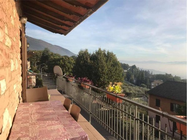 casa semindipendente in vendita ad Assisi