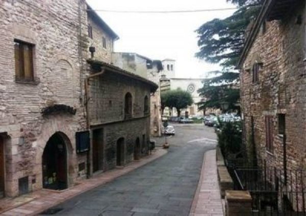 locale commerciale in vendita ad Assisi