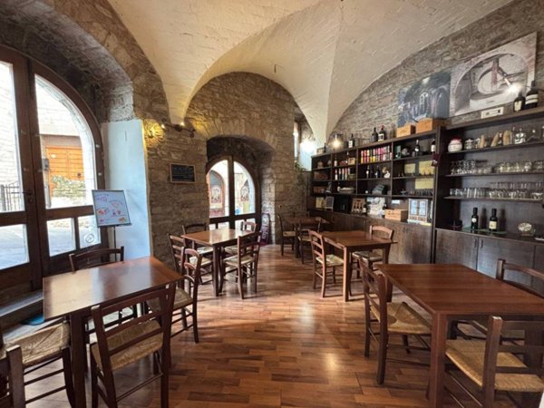 negozio in vendita ad Assisi