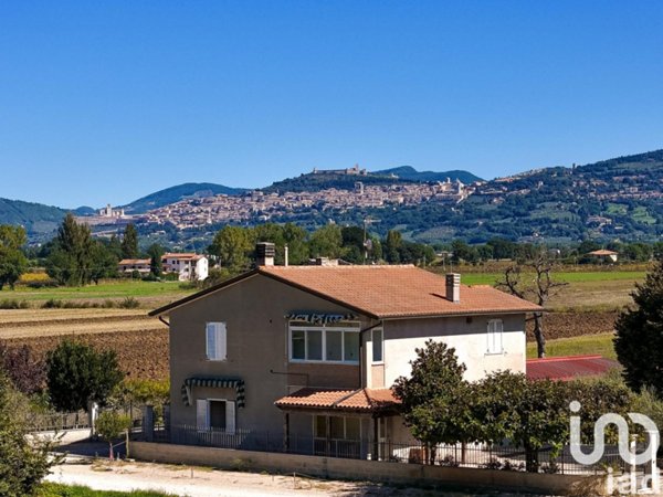 casa indipendente in vendita ad Assisi in zona Castelnuovo