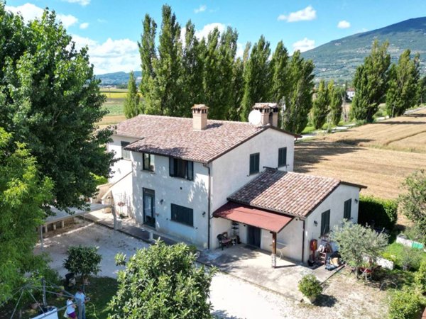 casa indipendente in vendita ad Assisi in zona Castelnuovo