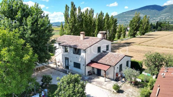casa indipendente in vendita ad Assisi in zona Rivotorto