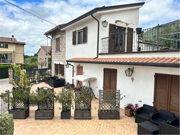 casa semindipendente in vendita ad Assisi in zona Capodacqua
