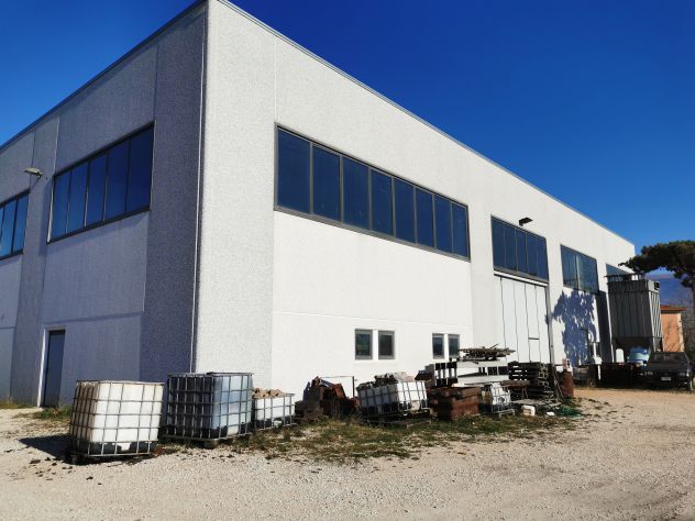 locale commerciale in vendita ad Assisi