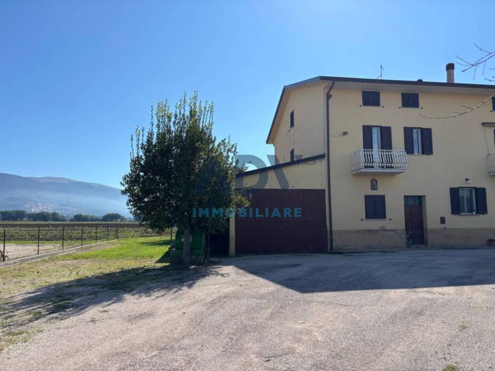 casa indipendente in vendita ad Assisi in zona Tordibetto