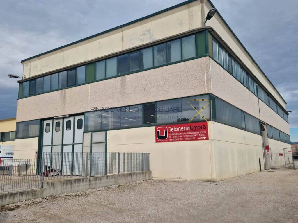 negozio in vendita ad Assisi in zona Petrignano