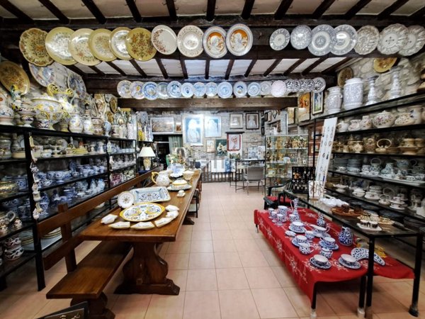 negozio in vendita ad Assisi in zona Santa Maria degli Angeli