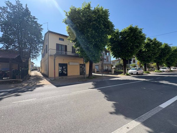 locale commerciale in vendita ad Assisi in zona Tordandrea