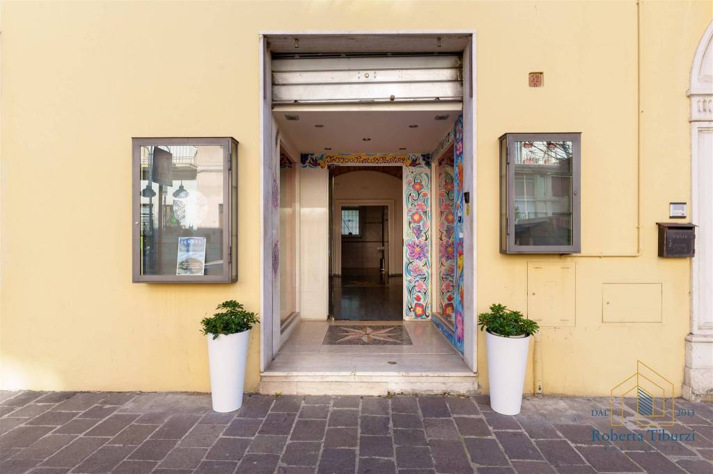 negozio in vendita ad Assisi in zona Santa Maria degli Angeli