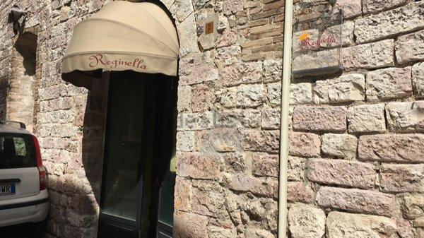 locale commerciale in vendita ad Assisi