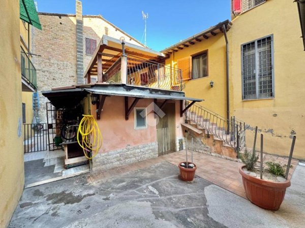 casa indipendente in vendita ad Assisi in zona Petrignano