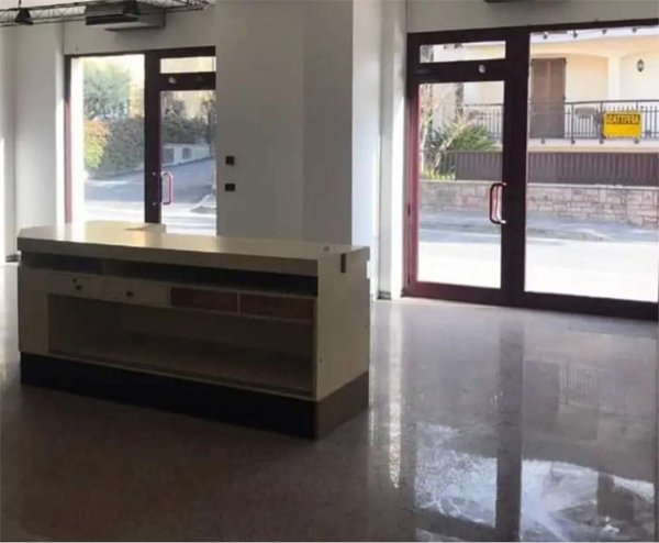 locale commerciale in vendita ad Assisi in zona Palazzo