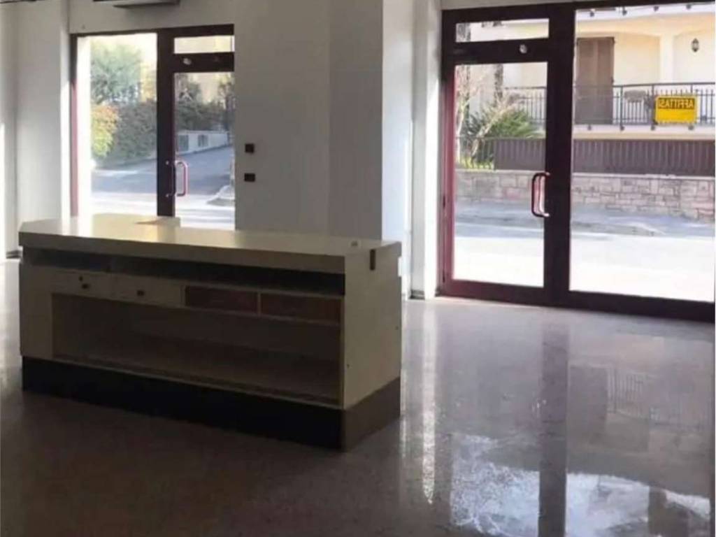 locale commerciale in vendita ad Assisi in zona Palazzo