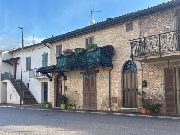 casa indipendente in vendita ad Assisi in zona Castelnuovo