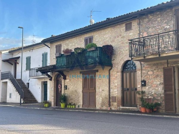 casa indipendente in vendita ad Assisi in zona Castelnuovo