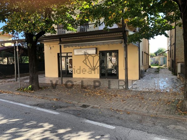 locale commerciale in vendita ad Assisi in zona Tordandrea