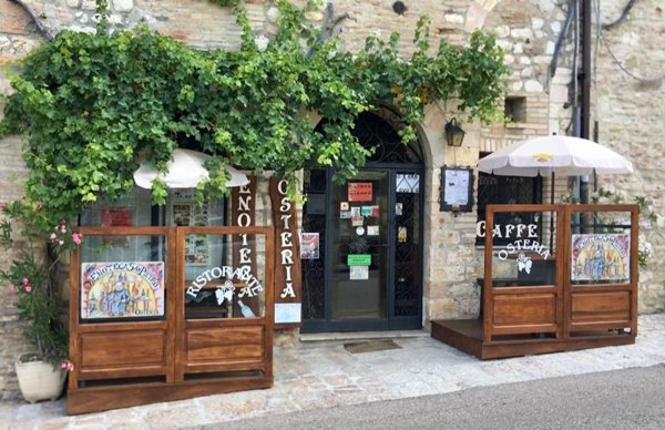 locale commerciale in vendita ad Assisi