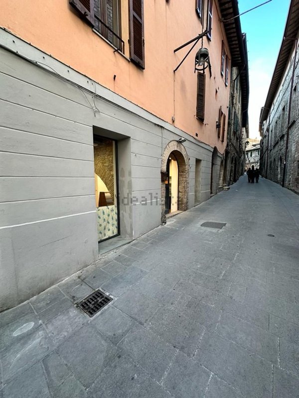 negozio in vendita ad Assisi