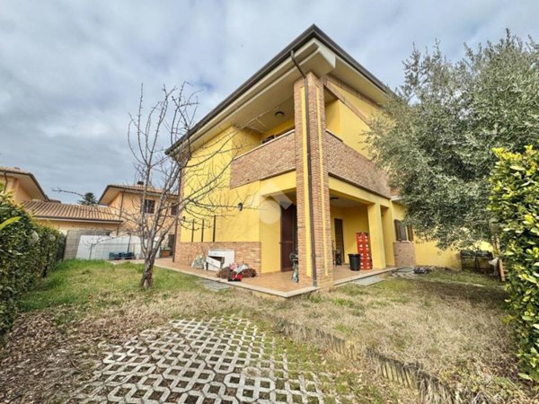 casa indipendente in vendita ad Assisi in zona Petrignano