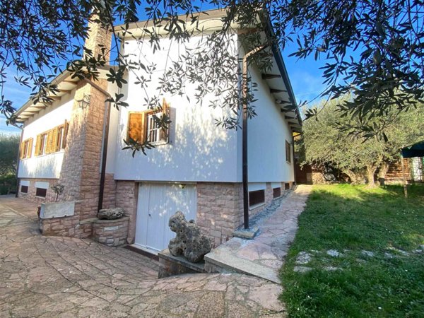 casa indipendente in vendita ad Assisi in zona Tordibetto