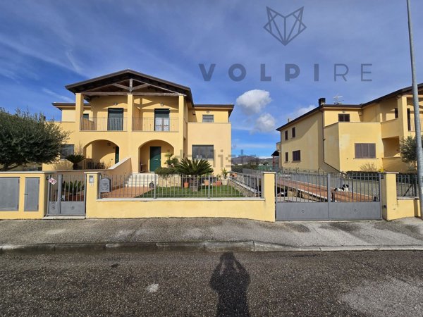 casa indipendente in vendita ad Assisi in zona Petrignano