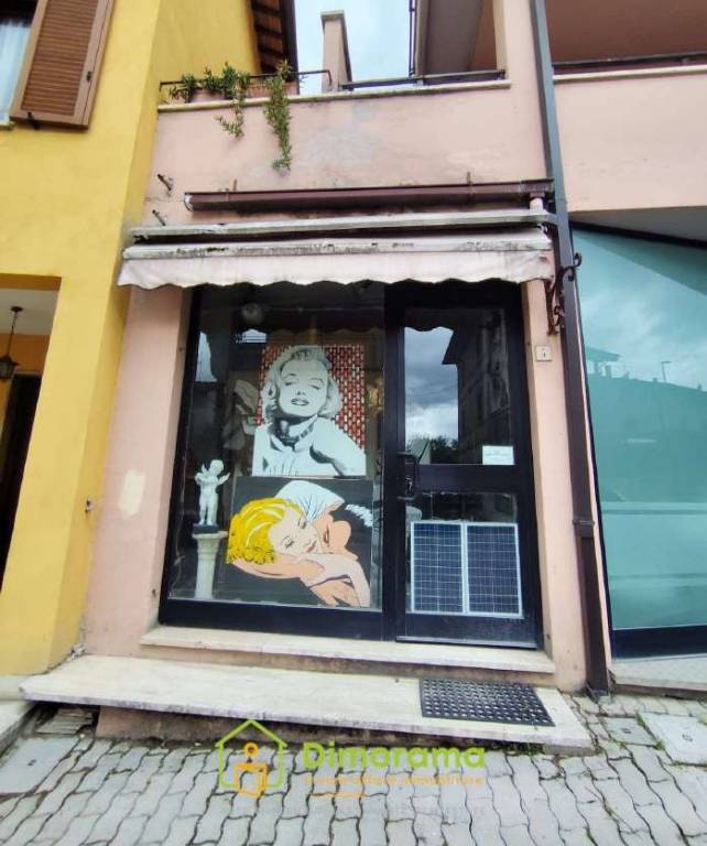 negozio in vendita ad Assisi