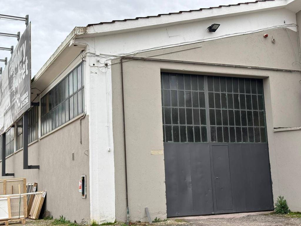 locale commerciale in vendita ad Assisi