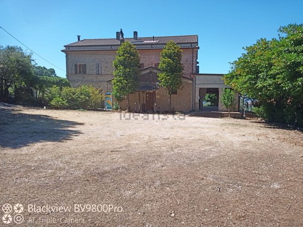 locale commerciale in vendita ad Assisi