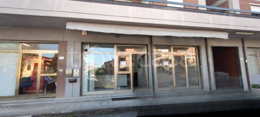 negozio in vendita ad Assisi in zona Santa Maria degli Angeli