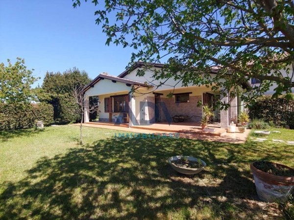 casa indipendente in vendita ad Assisi in zona Castelnuovo